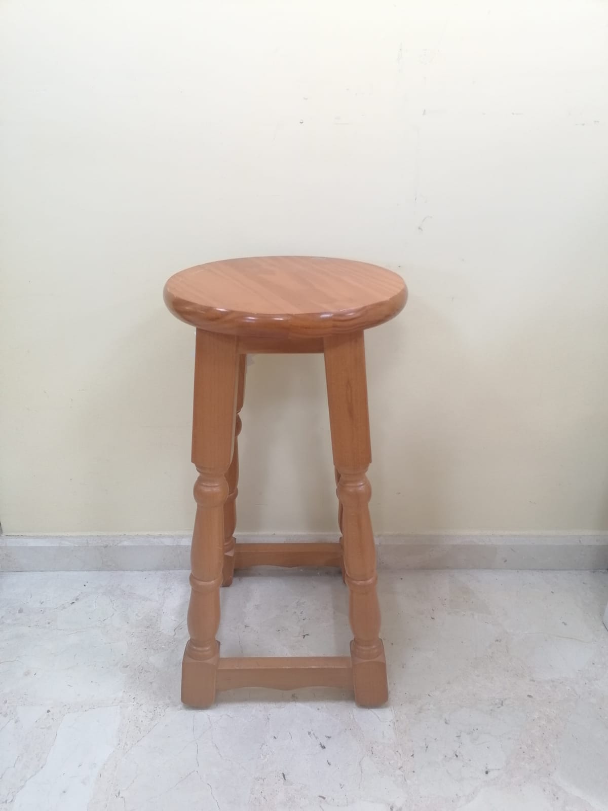 TABURETE BAJO DE MADERA SEGUNDA MANO - imagen 2
